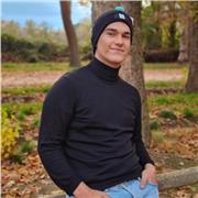 Monitor apto para apoyo de niños y niñas de primaria.